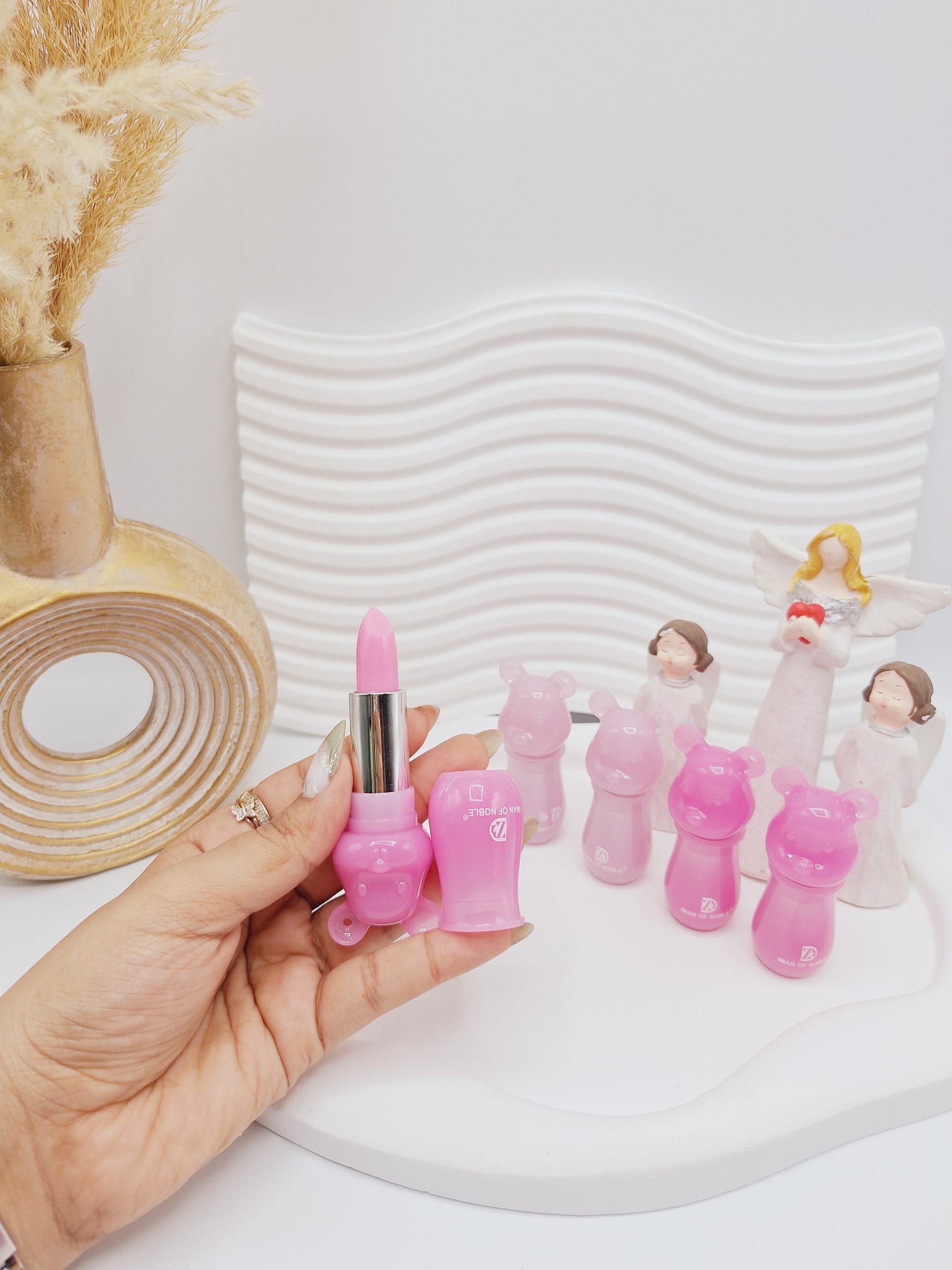 بالم لب خرسی زیبا با رایحه توت فرنگی برند ایمن اف نوبل کد Lb-92 بالم لب خرسی زیبا با رایحه توت فرنگی برند ایمن اف نوبل کد Lb-92